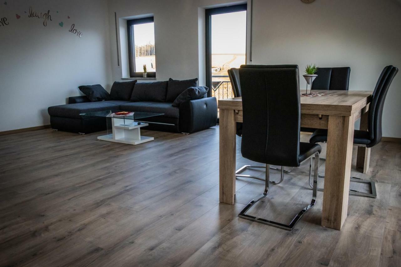 Landhaus Ferienwohnungen Mit Pool Und Wellness Neukirchen-Balbini Exterior foto